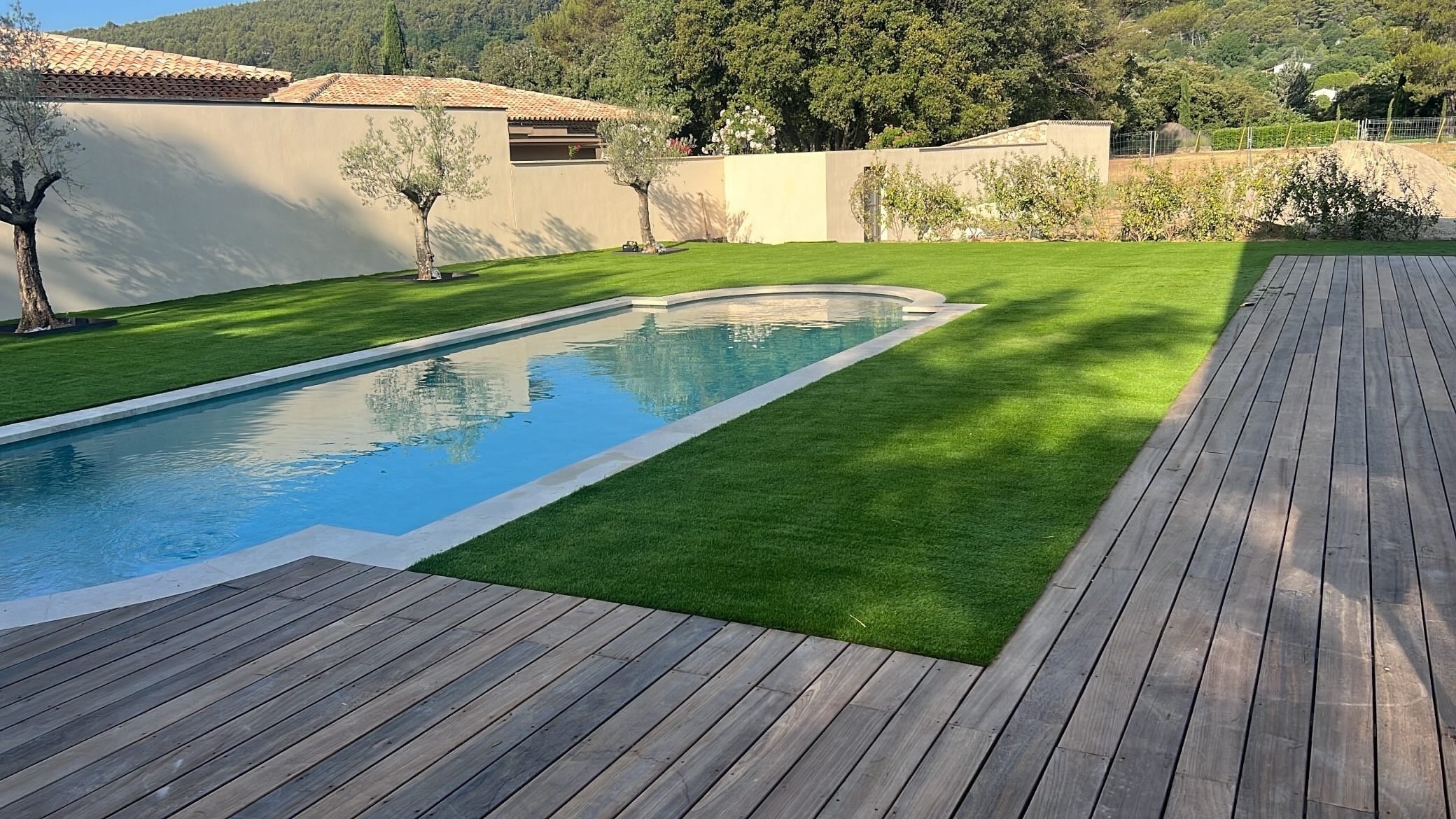 Terrassement et gazon synthétique — Villa privée à Draguignan